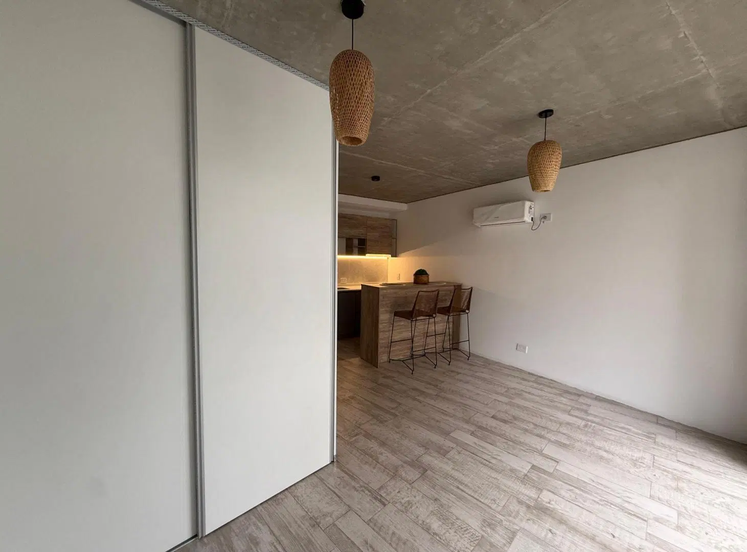 ALQULER DE AMPLIO MONOAMBIENTE EN COLEGIALES 8