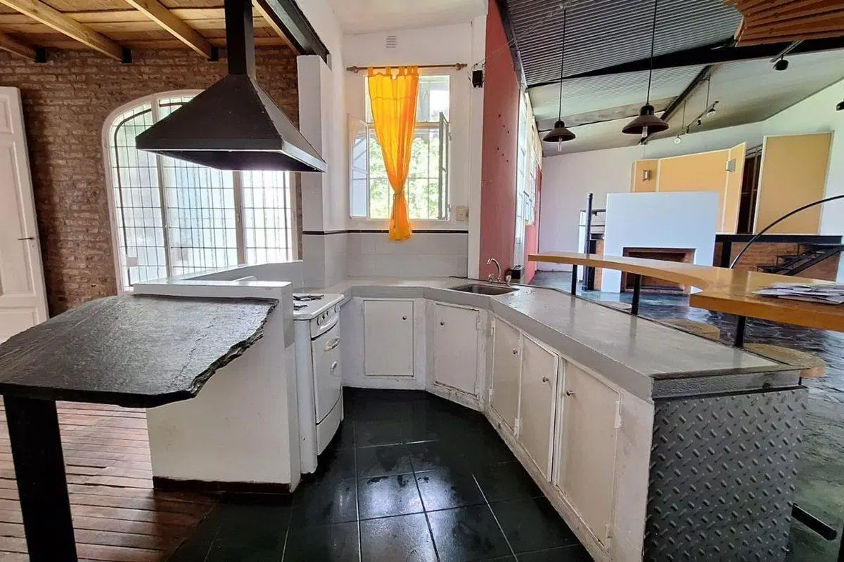 VENTA casa tipo LOFT con jardín en BERNAL esquina 8