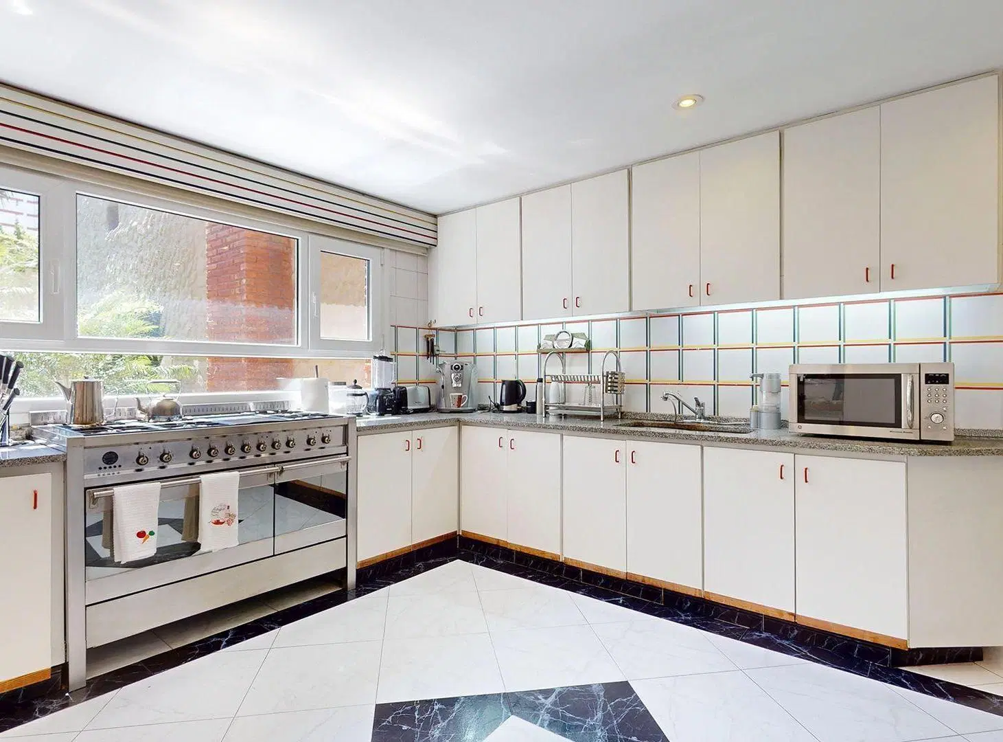 Venta casa 5 amb jardín pileta cochera. Colegiales 5