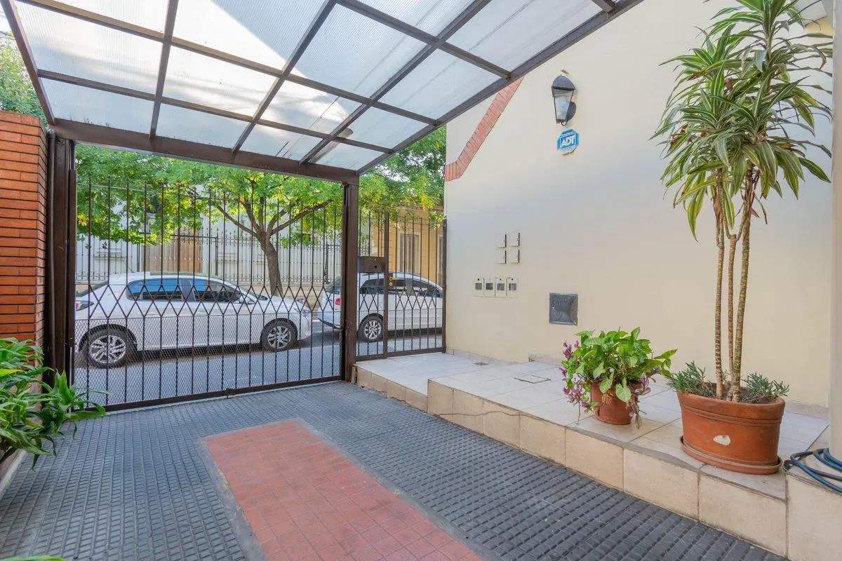 VENTA DÚPLEX C/COCHERA, JARDÍN, QUINCHO EN ALMAGRO 4
