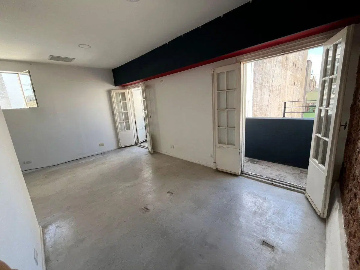 Venta de piso de 3 amb con balcon en B San nicolas 4