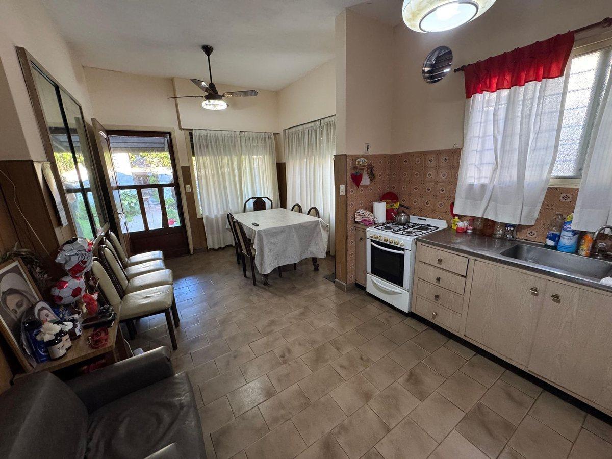 Foto de Venta Casa 4 Amb. Cochera, Patio (Acepta Permuta), imagen 2