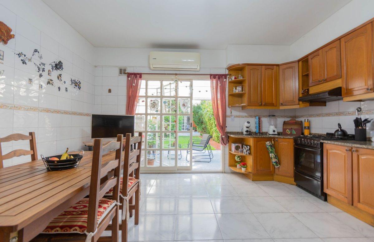 Foto de VENTA DÚPLEX C/COCHERA, JARDÍN, QUINCHO EN ALMAGRO, imagen 4