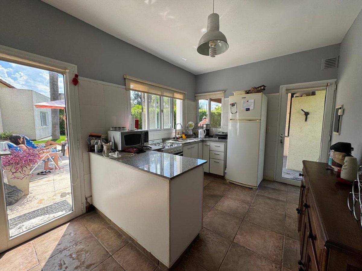 Foto de VENTA CASA 5 AMB CON PILETA EN COUNTRY LAS LAJAS, imagen 3