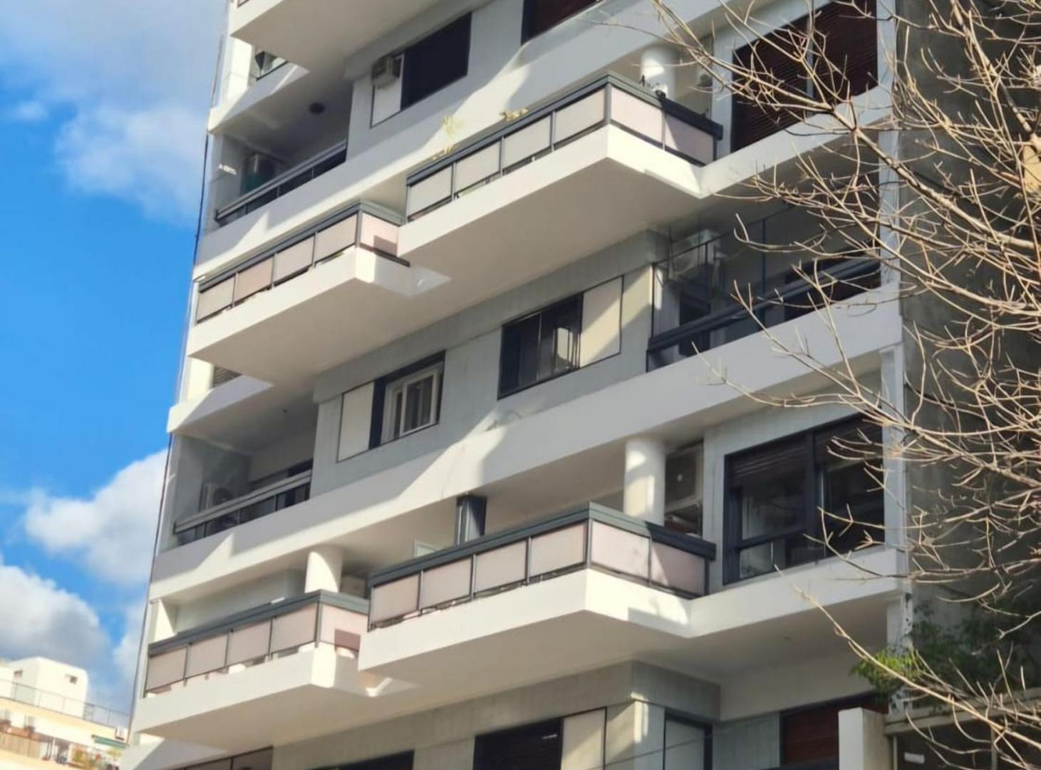 Foto de VENTA DPTO DUPLEX 4 AMB PATIO Y COCHERA BELGRANO R, imagen 1