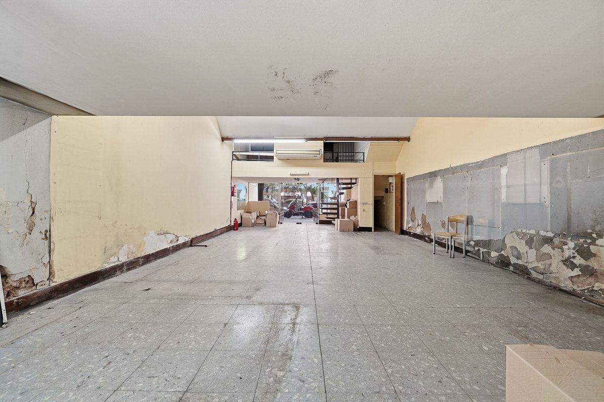 Foto de VENTA IMPORTANTE LOCAL COMERCIAL - AV. RIVADAVIA, imagen 4