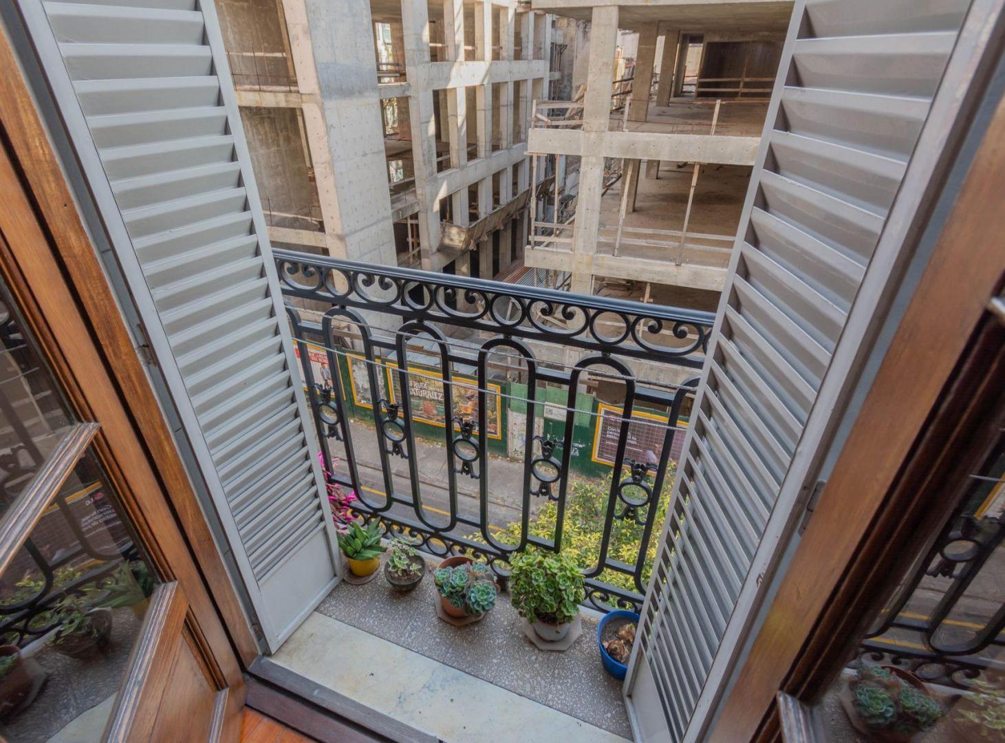 Foto de VENTA DEPARTAMENTO 4 AMB CON DEPEND. EN BALVANERA, imagen 5