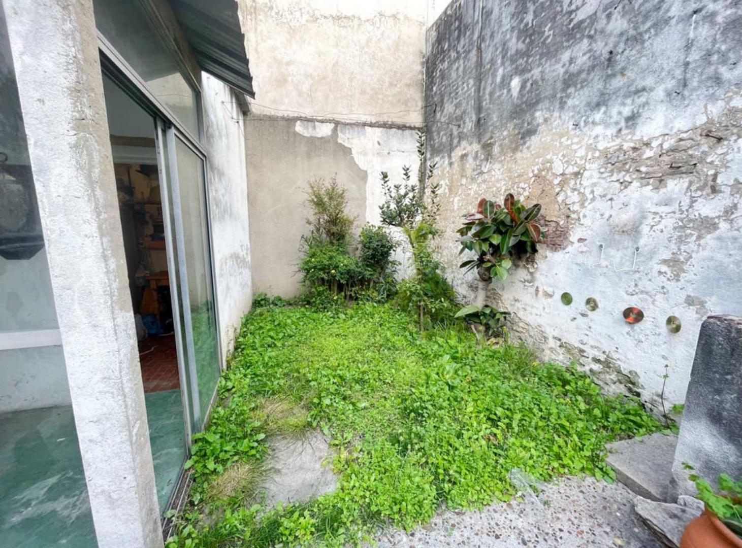 Foto de VENTA CASA LOTE PROPIO EN GERLI CON TERRAZA, imagen 1