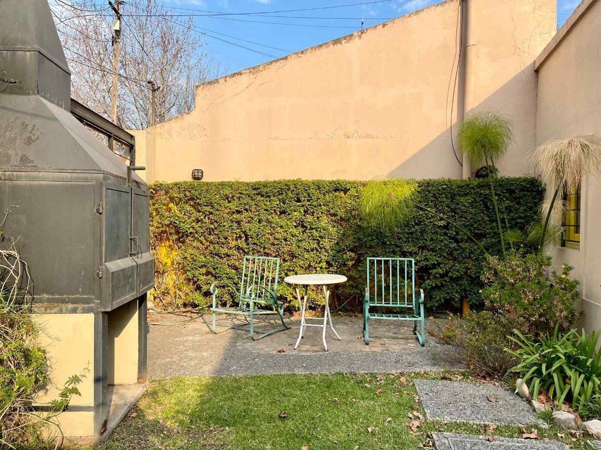 Foto de Venta casa jardin lote propio remodelada Castelar, imagen 3