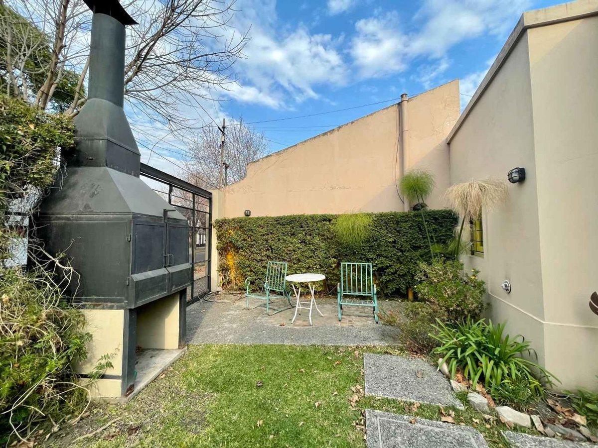 Foto de Venta casa jardin lote propio remodelada Castelar, imagen 1