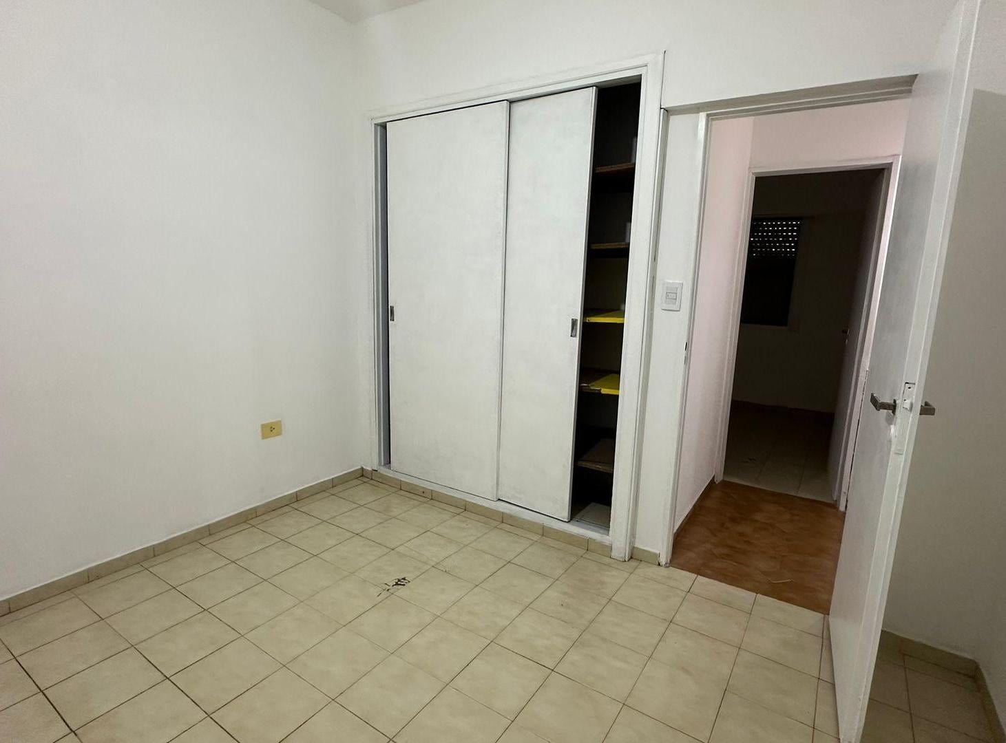 Foto de VENTA CASA 3 AMBIENTES C/COCHERA - CASTELAR, imagen 4
