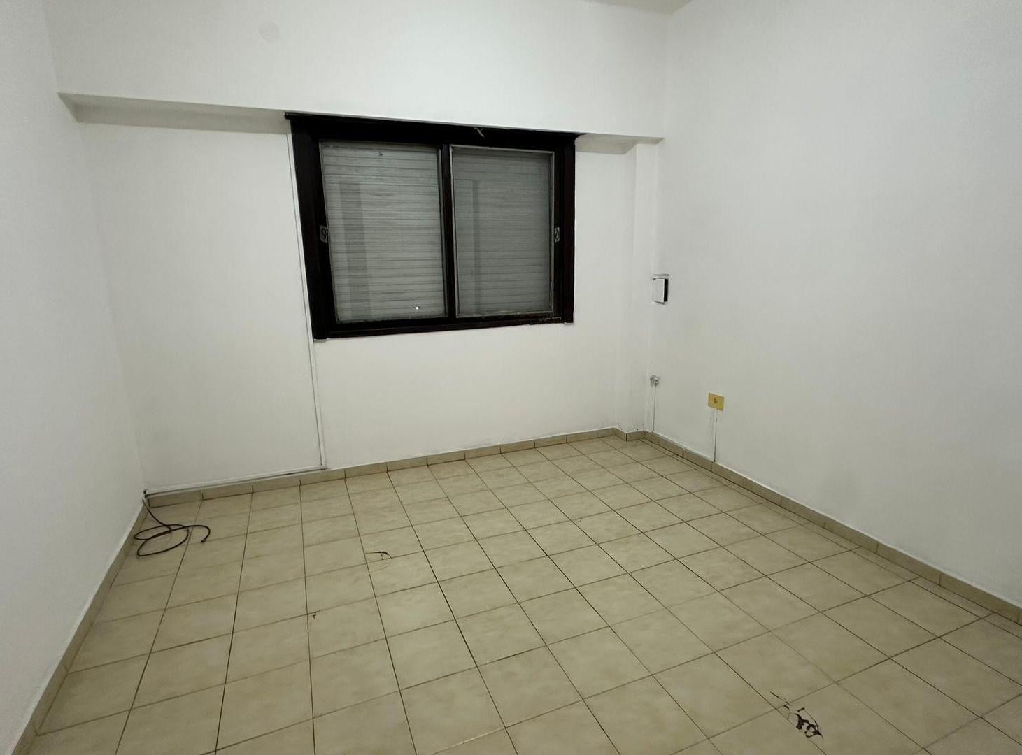 Foto de VENTA CASA 3 AMBIENTES C/COCHERA - CASTELAR, imagen 2