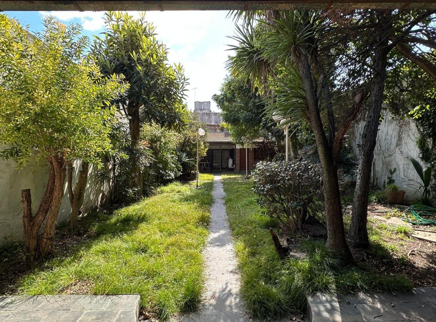Foto de VENTA CASA LOTE PROPIO 4 AMB + COCH + JARDIN, imagen 1