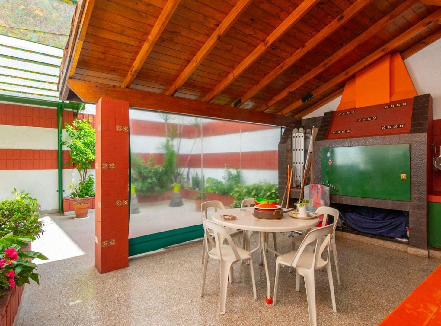 Foto de CASA 5 AMB CON PATIO Y QUINCHO PARQUE AVELLANEDA, imagen 4