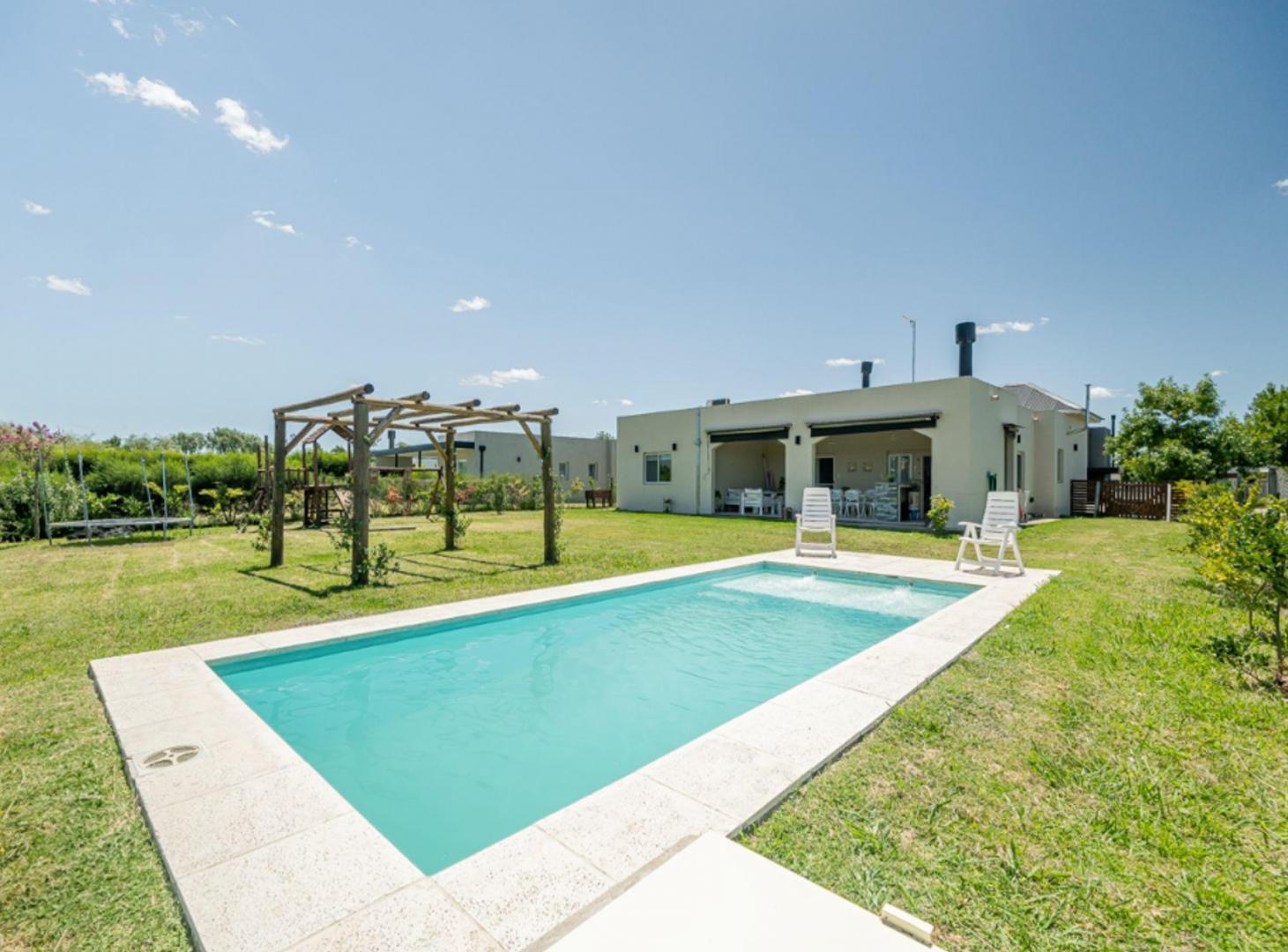 Foto de VENDE CASA CON PARQUE Y PILETA EN BARRIO EL CANTON, imagen 2
