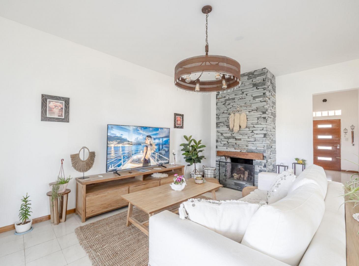 Foto de VENDE CASA CON PARQUE Y PILETA EN BARRIO EL CANTON, imagen 1