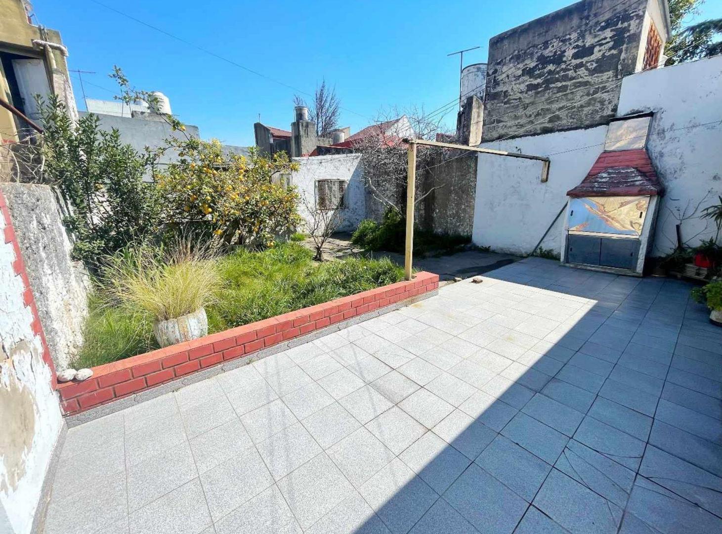 Foto de VENTA CASA CON JARDIN Y GARAGE EN LANUS ESTE, imagen 1