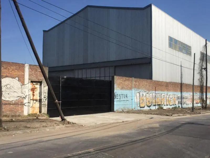 Fraccion con galpónes en venta 2