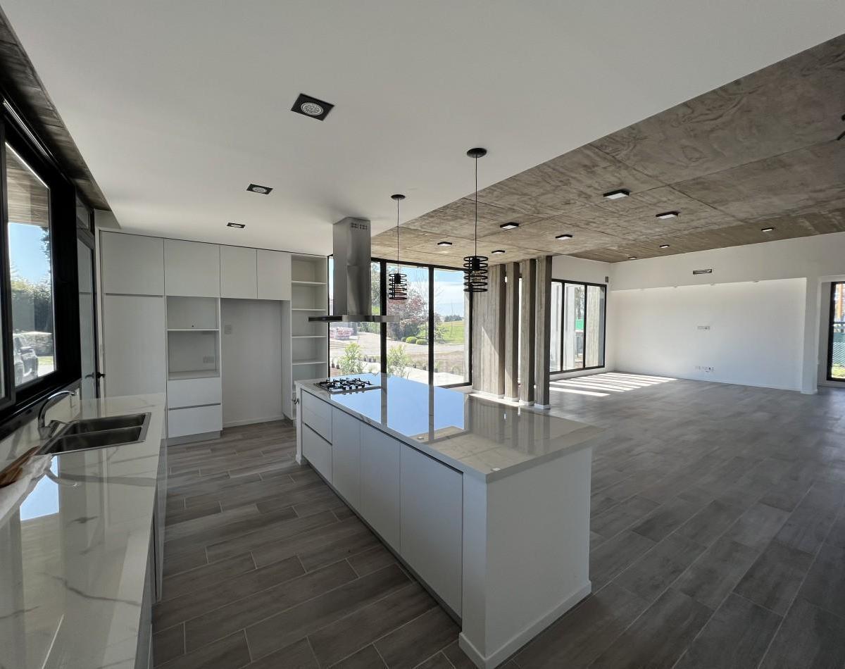 Foto de Hermosa Casa a Estrenar - Jardin y Piscina, imagen 2