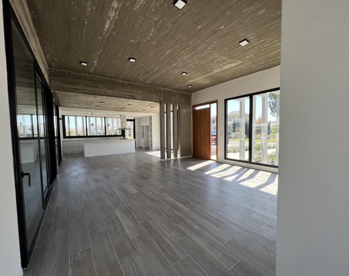 Foto de Hermosa Casa a Estrenar - Jardin y Piscina, imagen 3