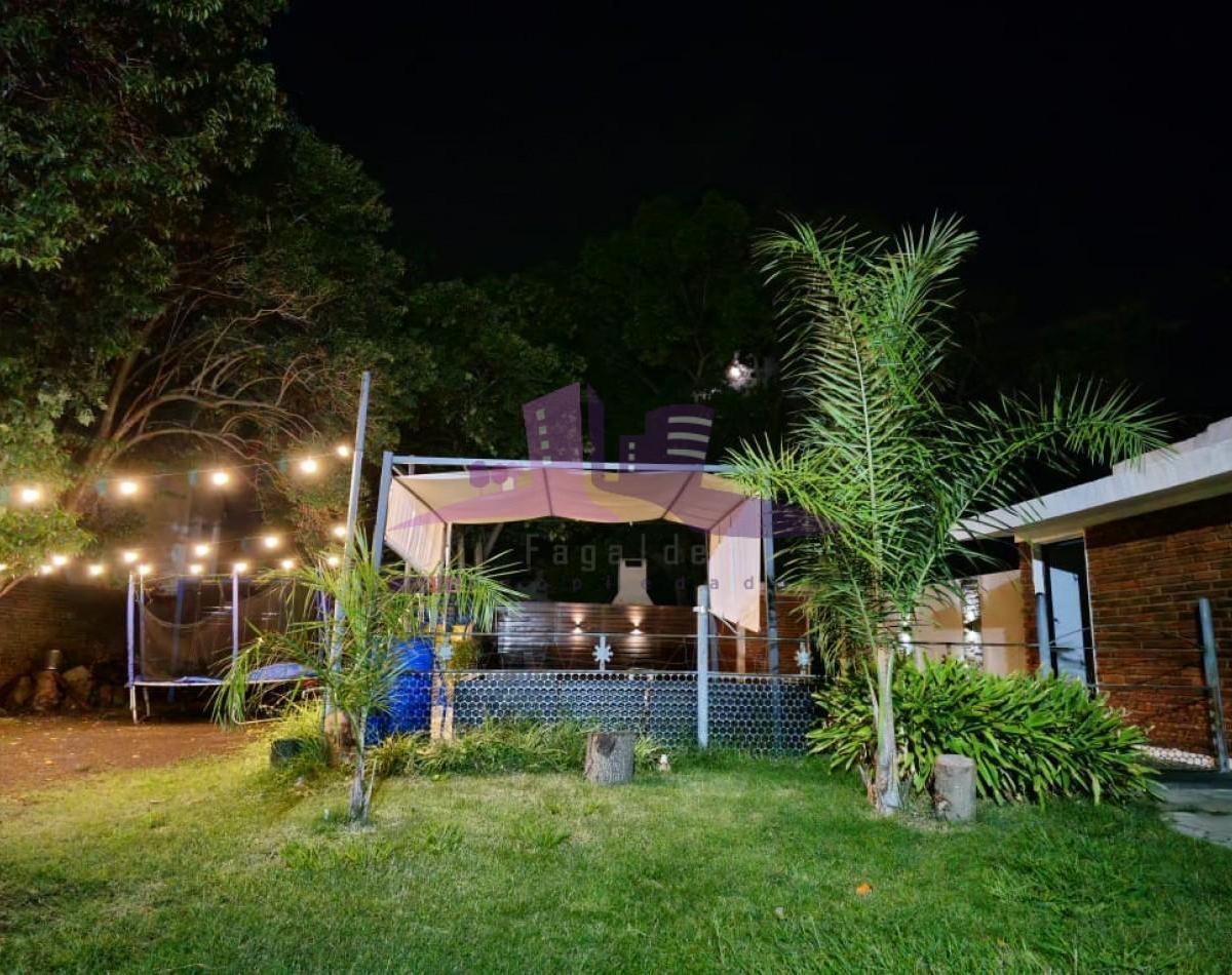 Hermosa quinta con amplio fondo y pileta