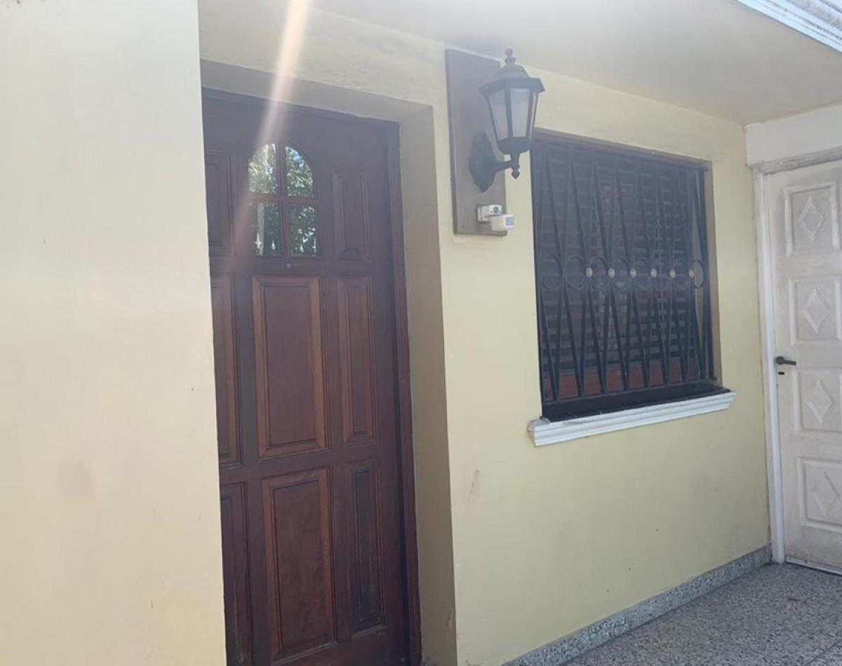 Casa Americana con Cochera Pasante Para Dos Autos en Importante Lote.