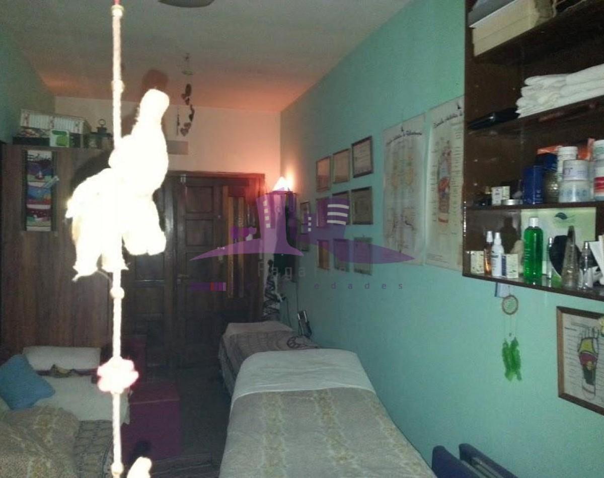 Casa 4 Ambientes con Doble Cochera Cubierta