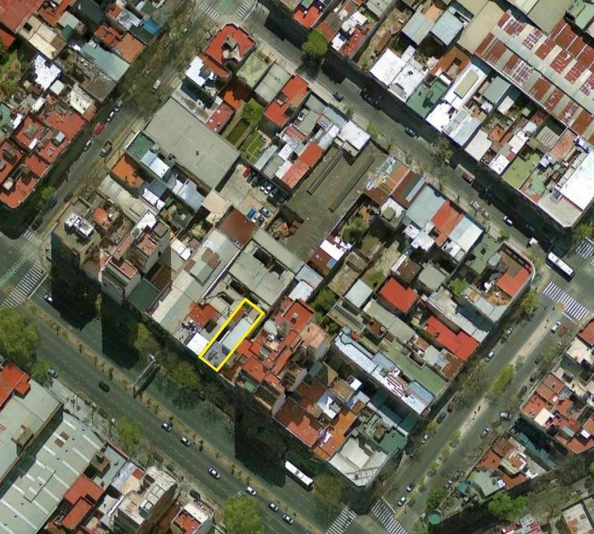 Edificio de 2 Pisos con Tza y Local Comercial. Venta en Block 2
