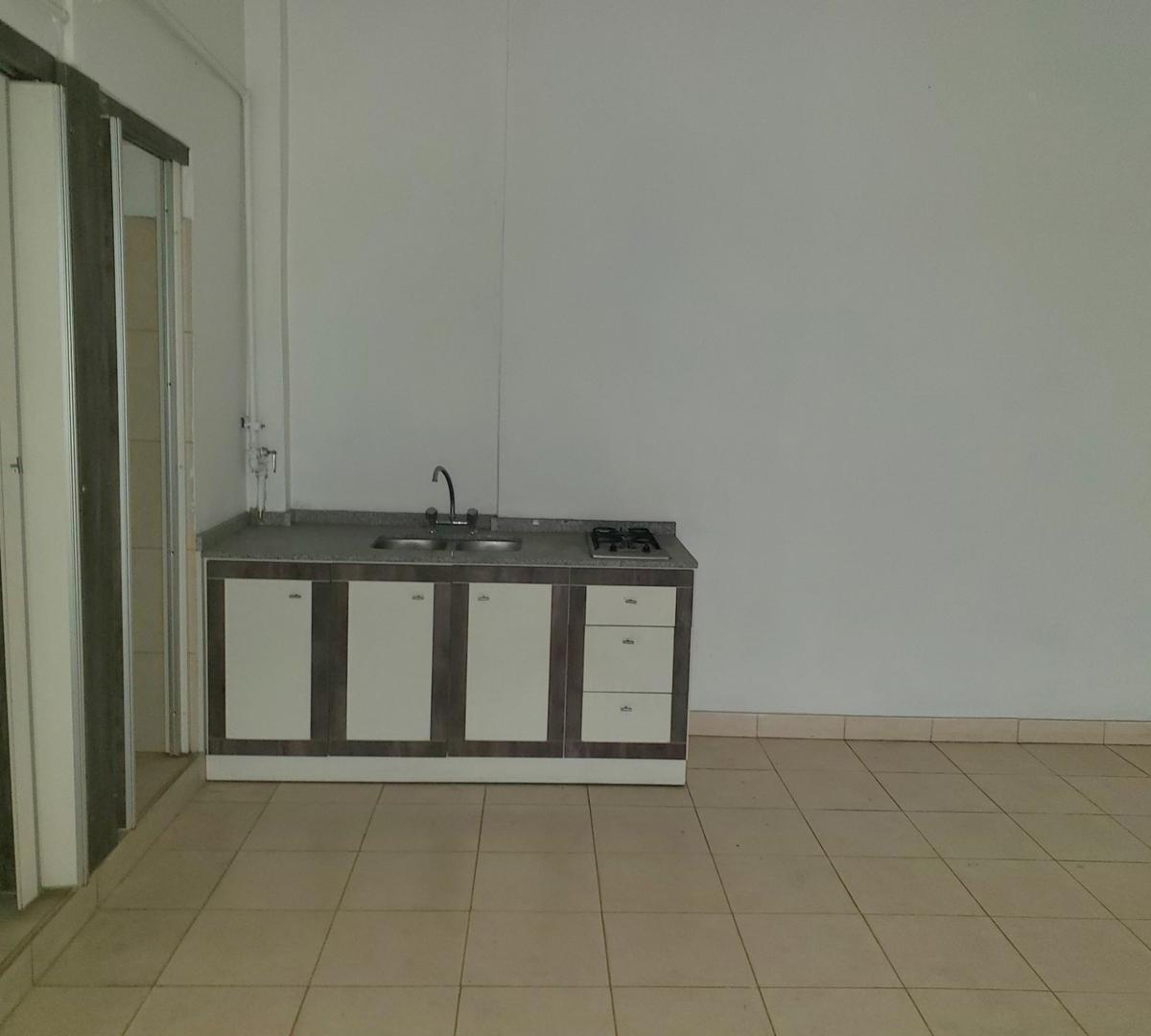 Edificio de 2 Pisos con Tza y Local Comercial. Venta en Block 3