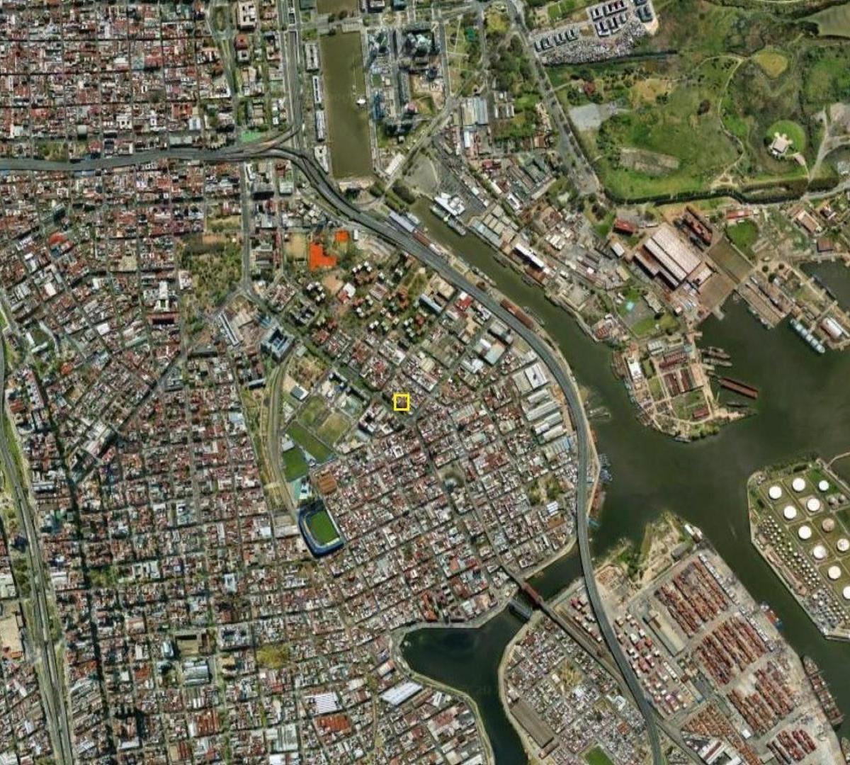 Edificio de 2 Pisos con Tza y Local Comercial. Venta en Block 5