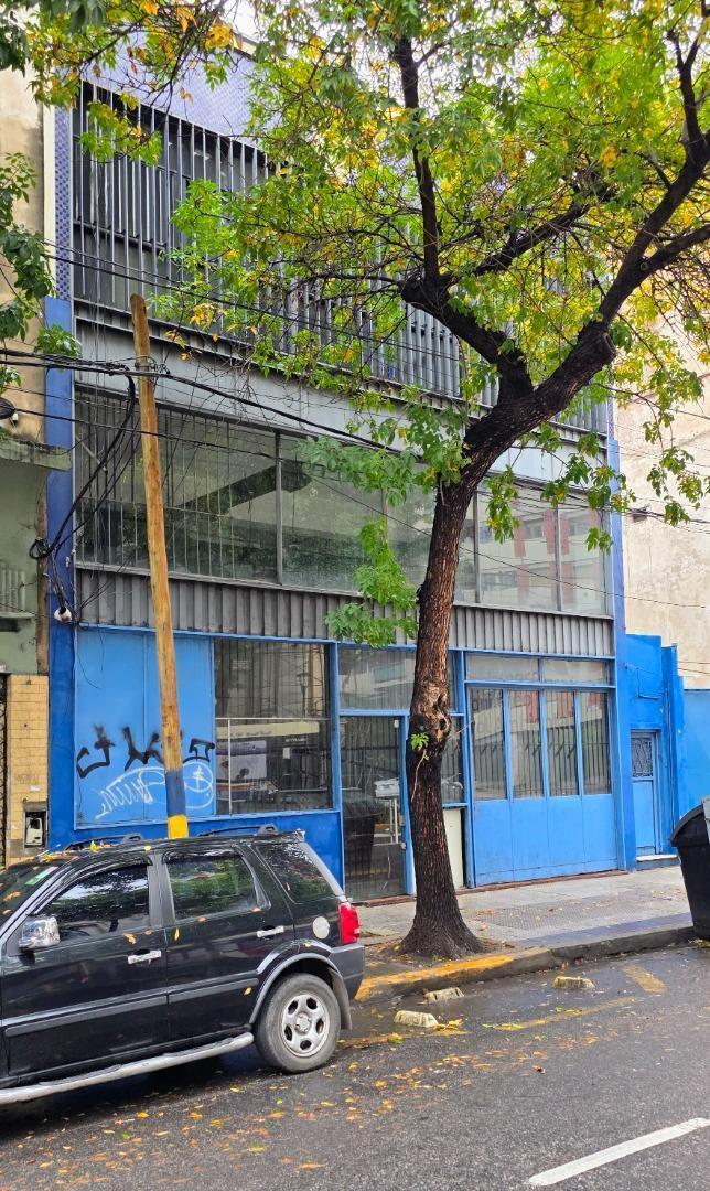EXCELENTE EDIFICIO DISTRIBUIDO EN 2 PLANTAS ,ENTREP Y PLAYA