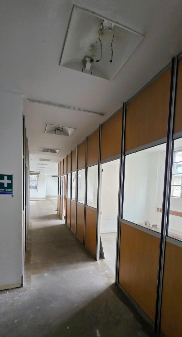 Foto de EXCELENTE EDIFICIO DISTRIBUIDO EN 2 PLANTAS ,ENTREP Y PLAYA, imagen 2