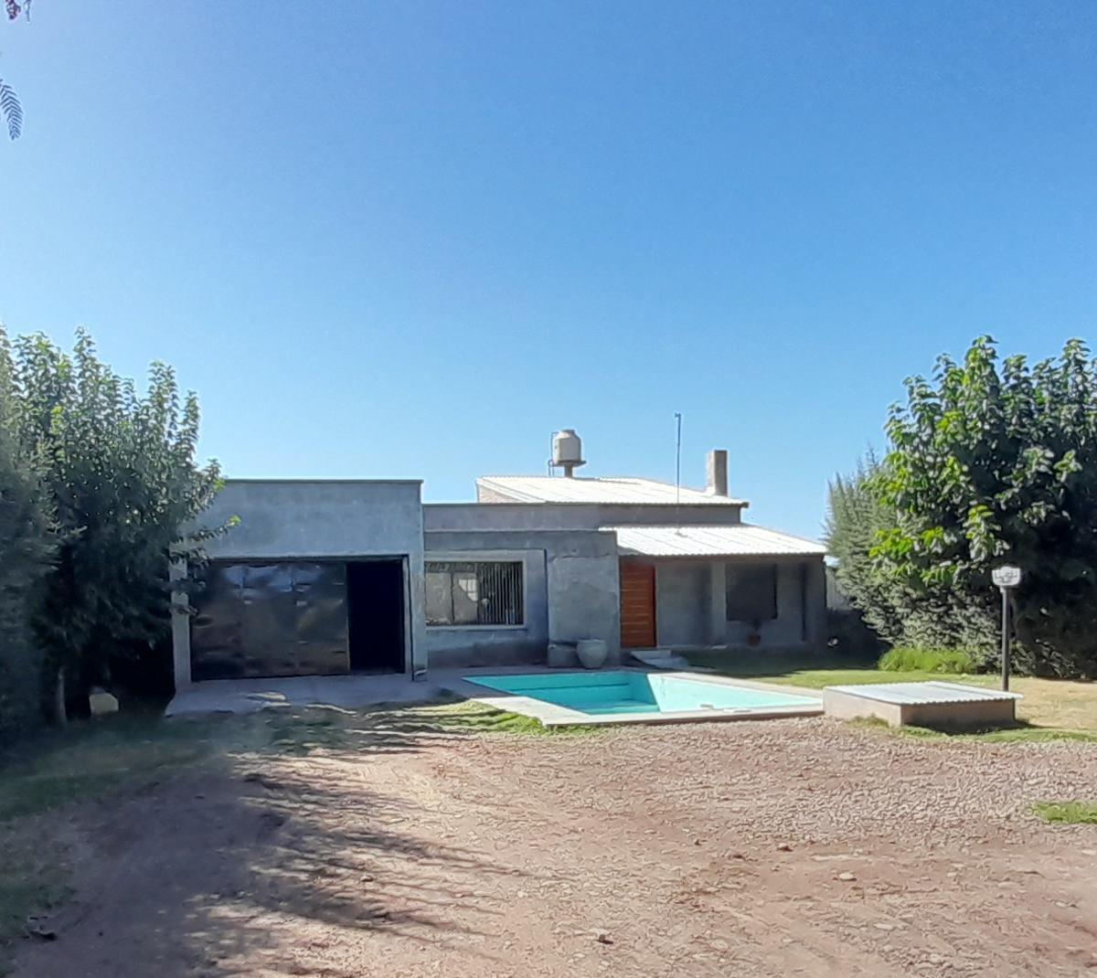 Venta Casa de 3 Ambientes con Jardin y Piscina 3