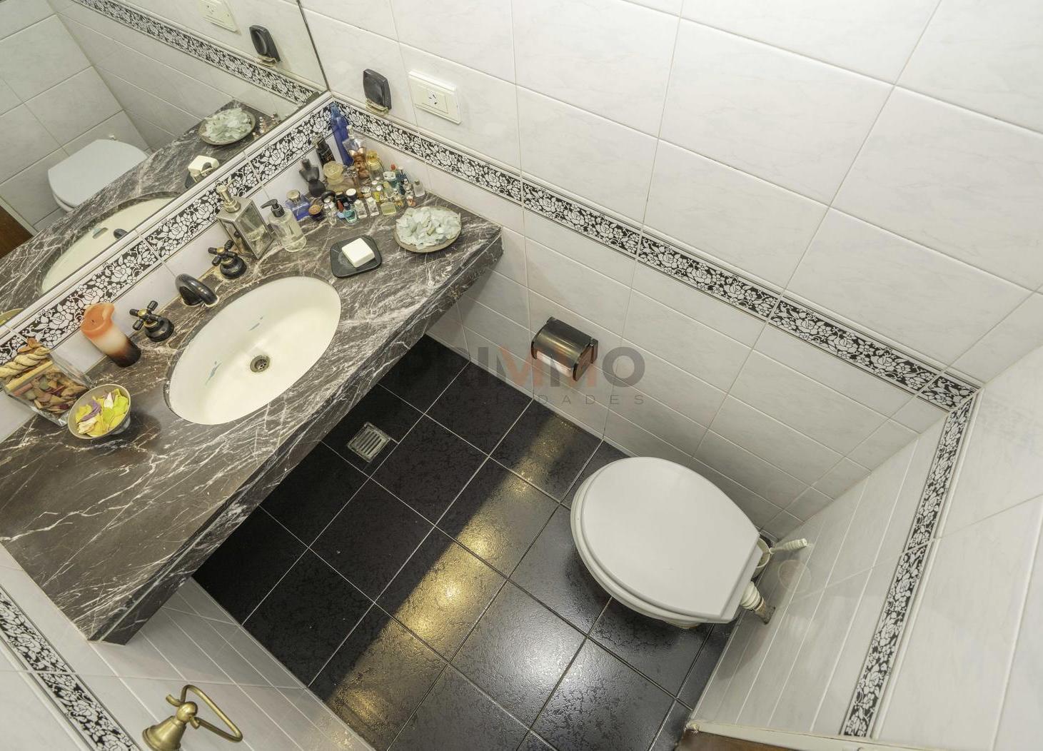 Foto de VENTA DEPARTAMENTO CINCO AMBIENTES MAS DEPENDENCIA ZONA EMBAJADAS, imagen 3