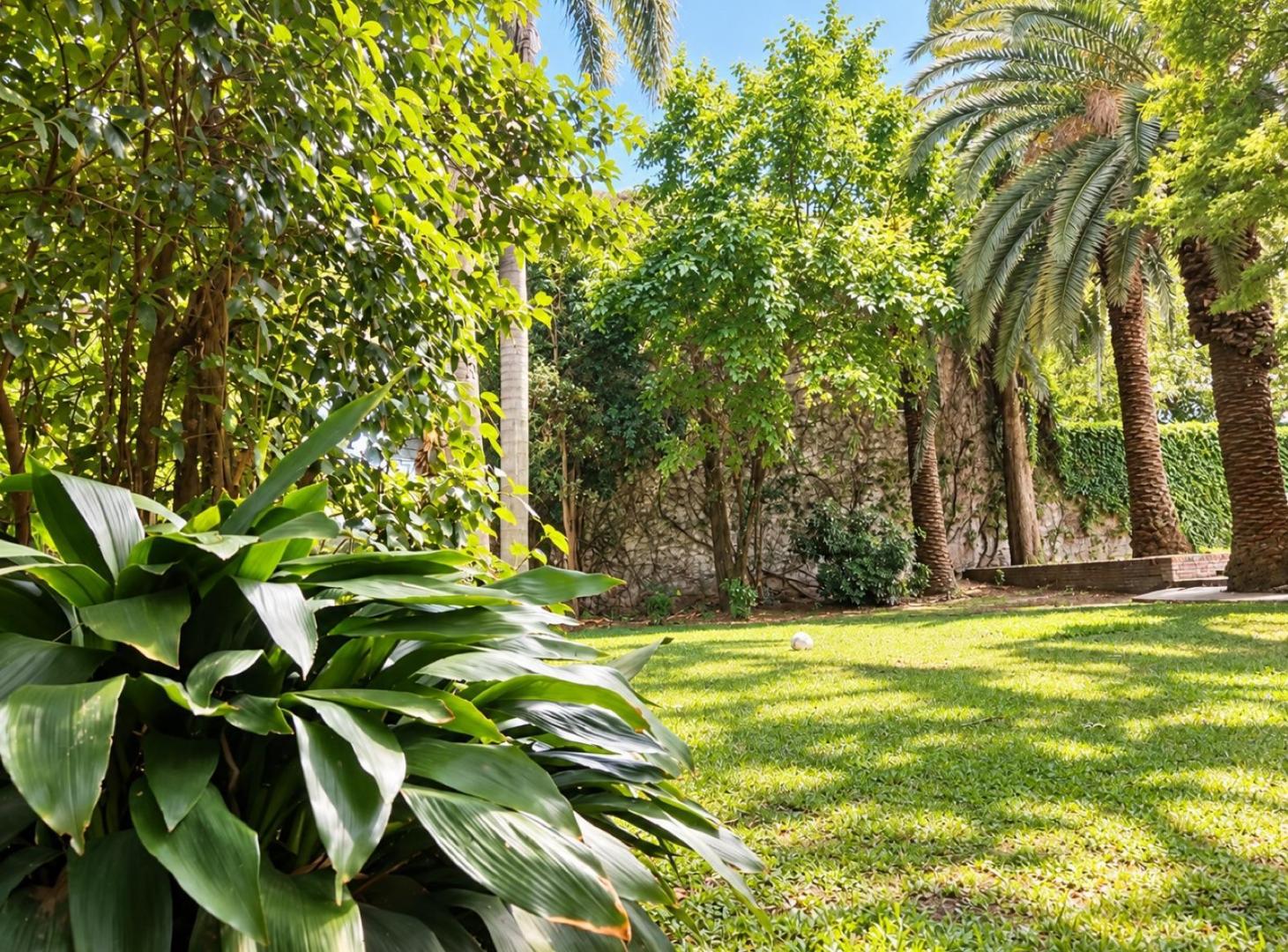 Foto de Casa - Barrio Vicente López - 650m2 - 4 cocheras - Terreno 1000 m2, imagen 1
