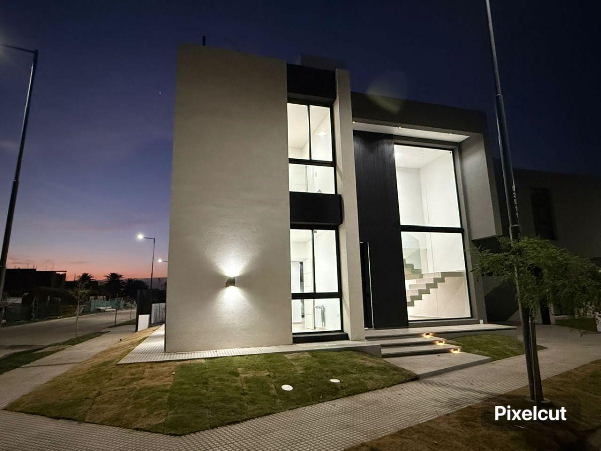 Casa de 4 dormitorios en VENTA en Campo Chico. A estrenar! Asador
