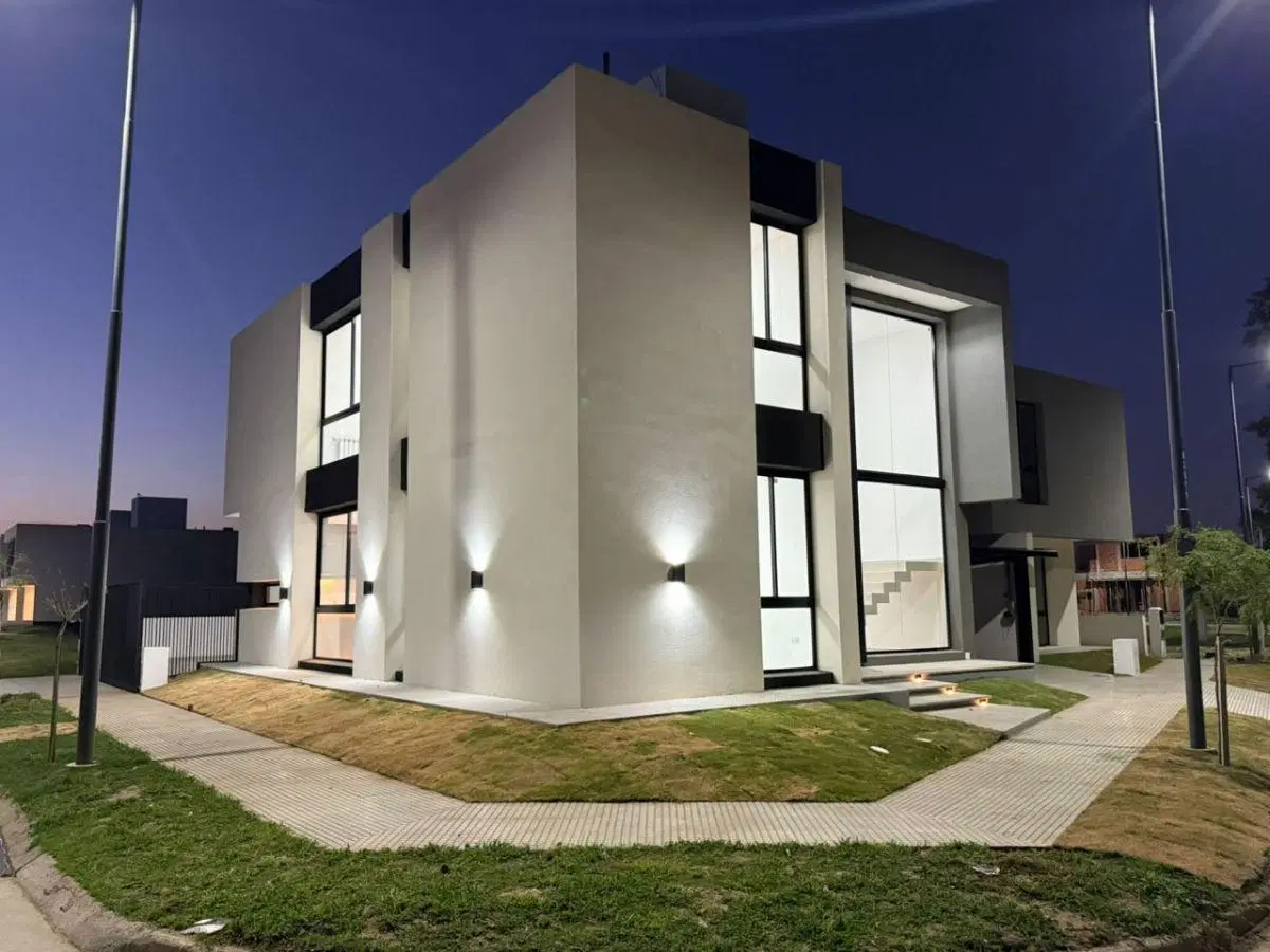 Casa de 4 dormitorios en VENTA en Campo Chico. A estrenar! Asador 4
