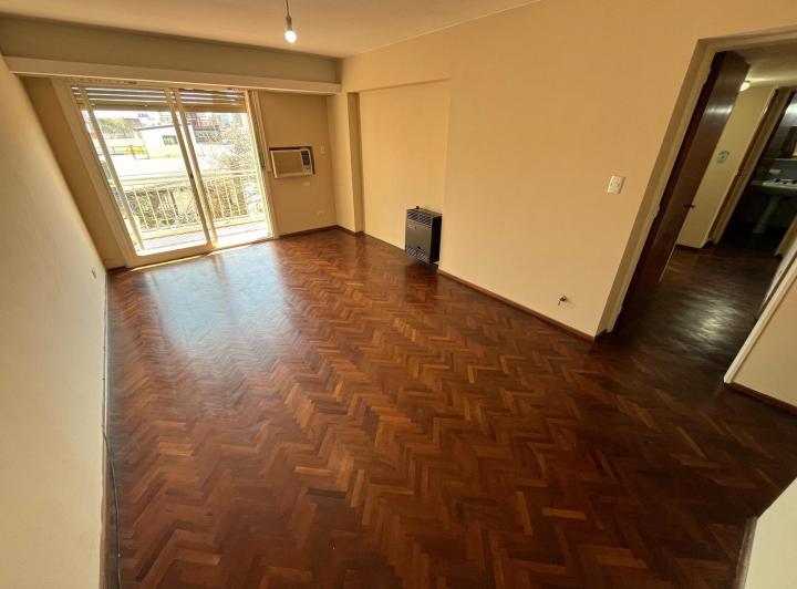 Departamento en alquiler de tres dormitorios con balcón al frente - San Nicolás al 800 1