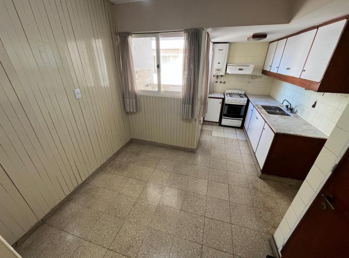 Departamento en alquiler de tres dormitorios con balcón al frente - San Nicolás al 800 3