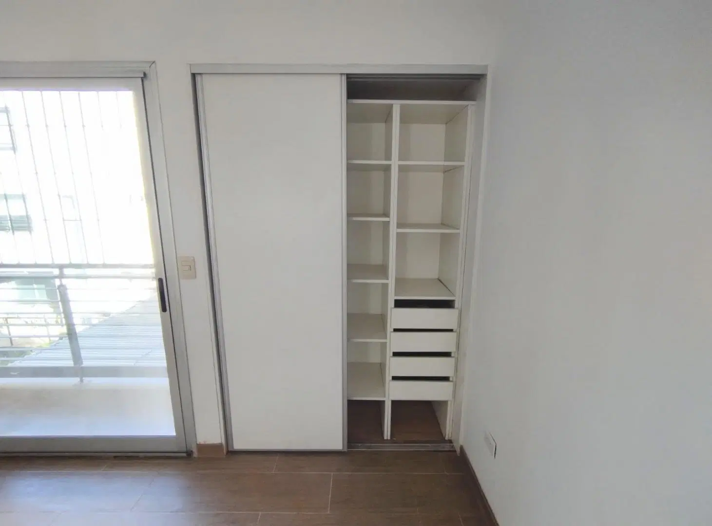 Monoambiente en alquiler con cochera - Alem 2400 3