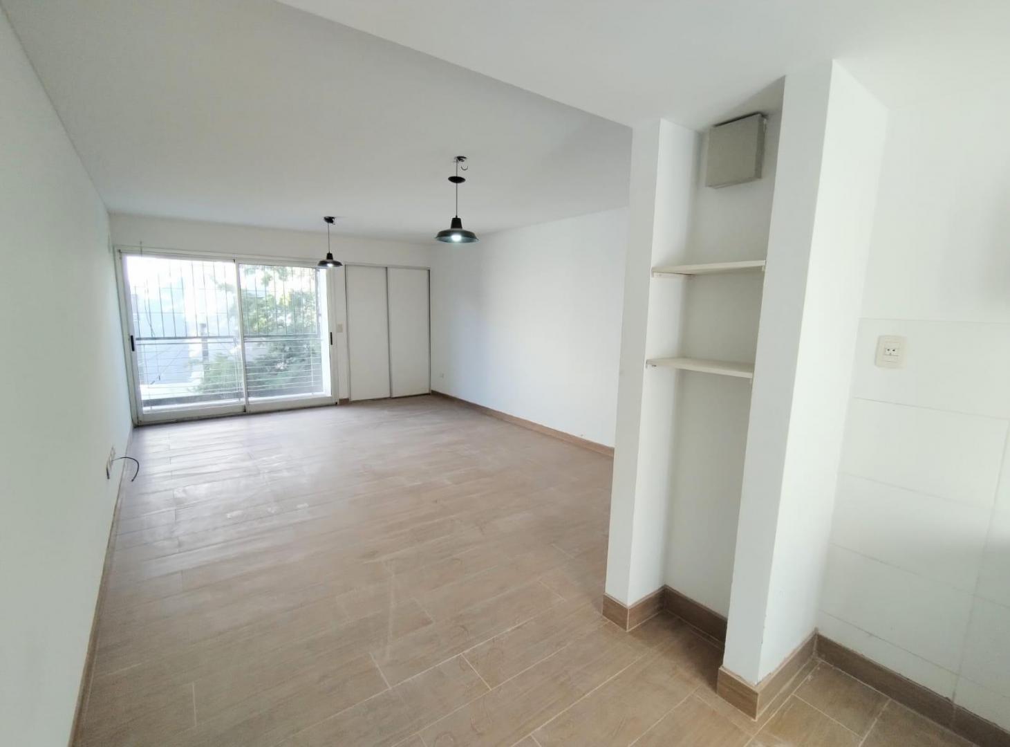 Monoambiente en alquiler con cochera - Alem 2400