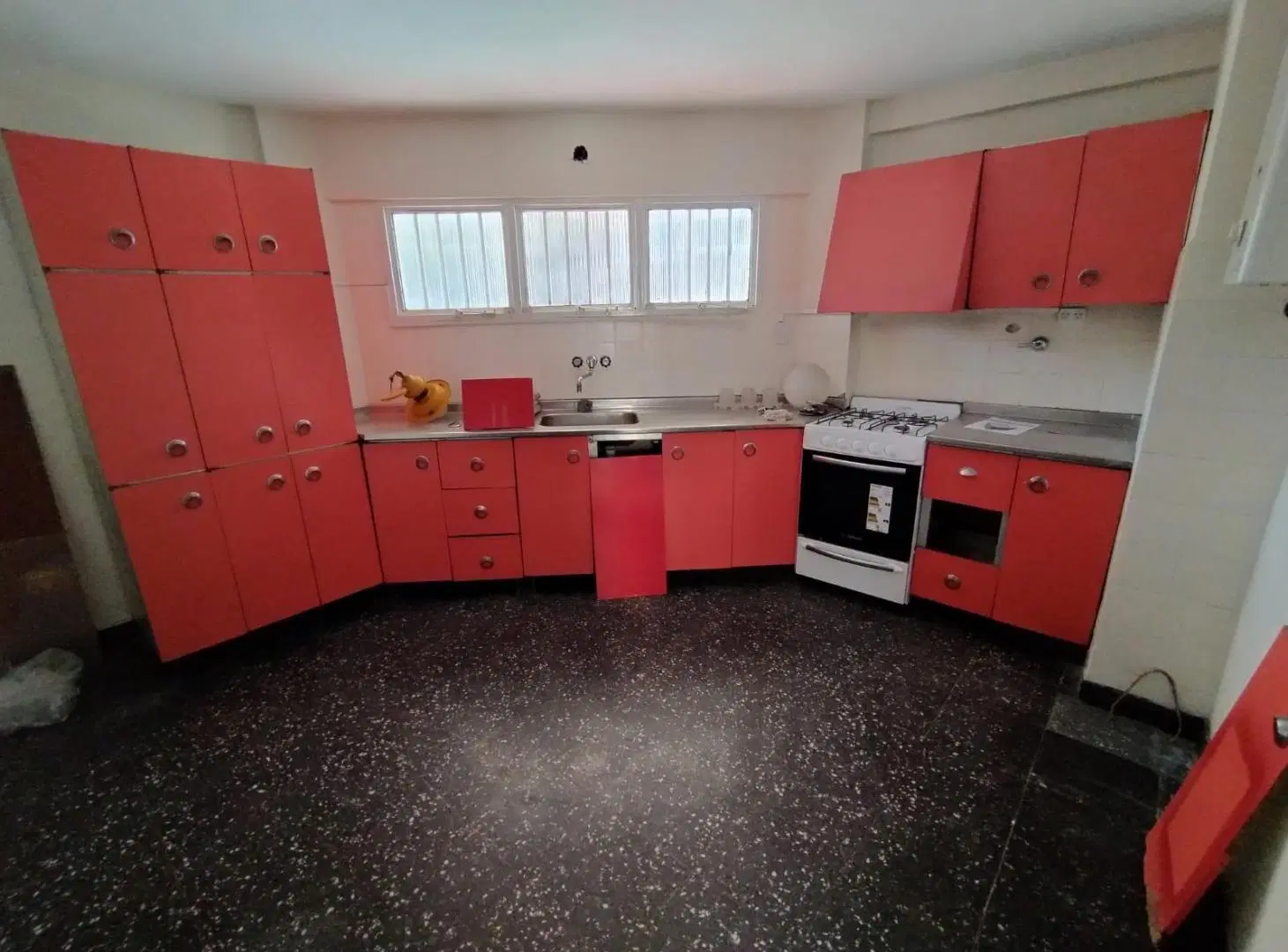 Departamento dos dormitorios con balcón al frente en alquiler - Suipacha al 1300 2
