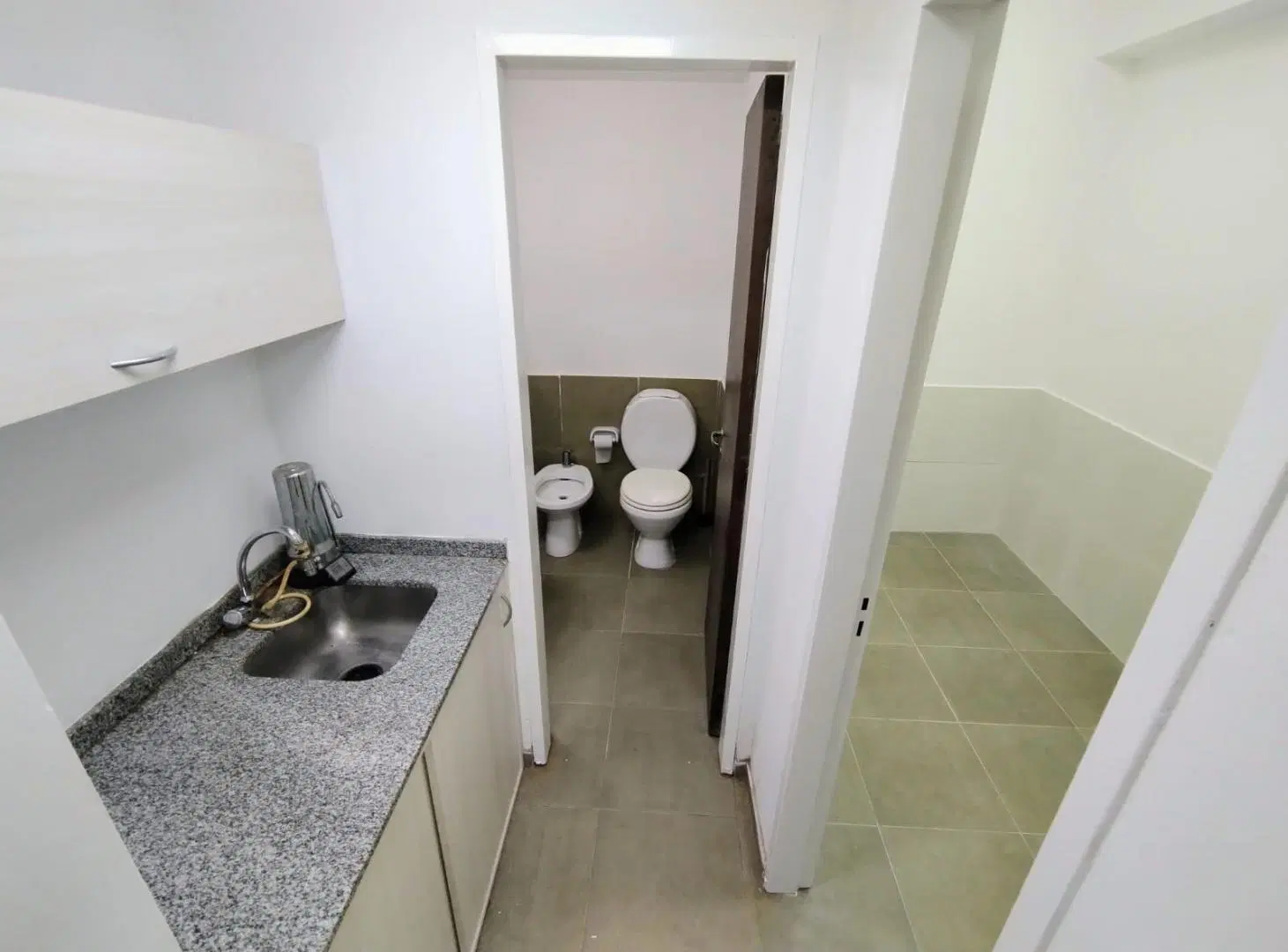 Local comercial en alquiler con vidriera al frente en pb - Rodriguez 1266 3
