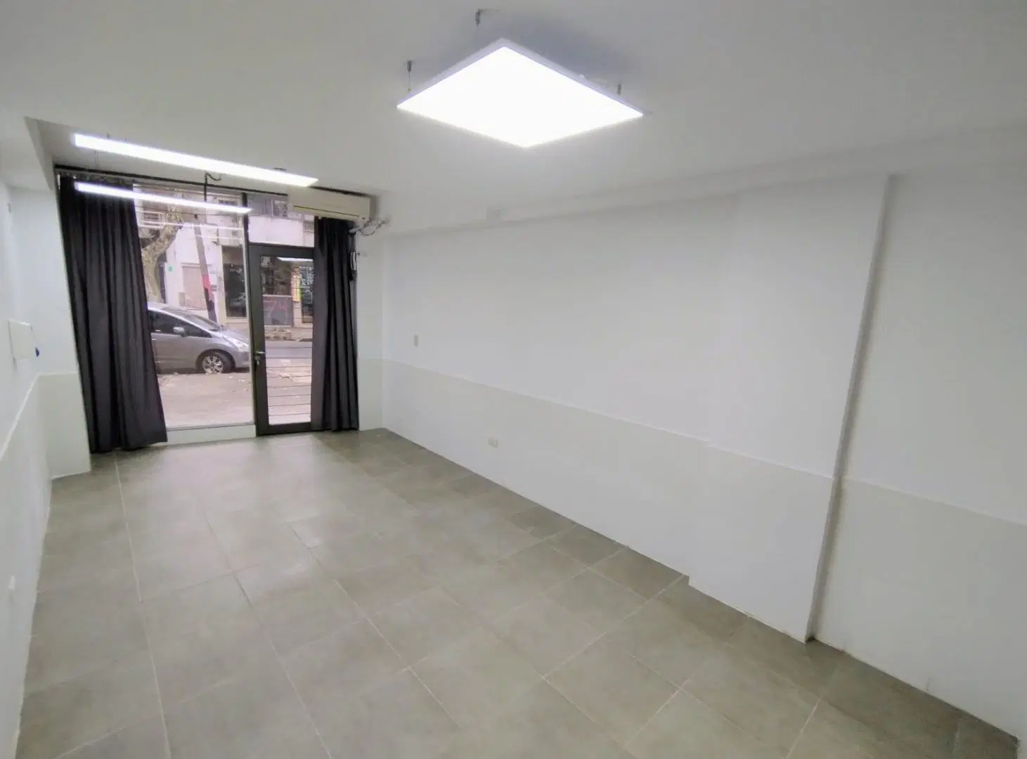 Local comercial en alquiler con vidriera al frente en pb - Rodriguez 1266 1
