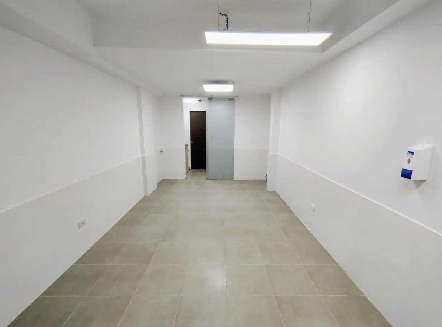 Local comercial en alquiler con vidriera al frente en pb - Rodriguez 1266 2
