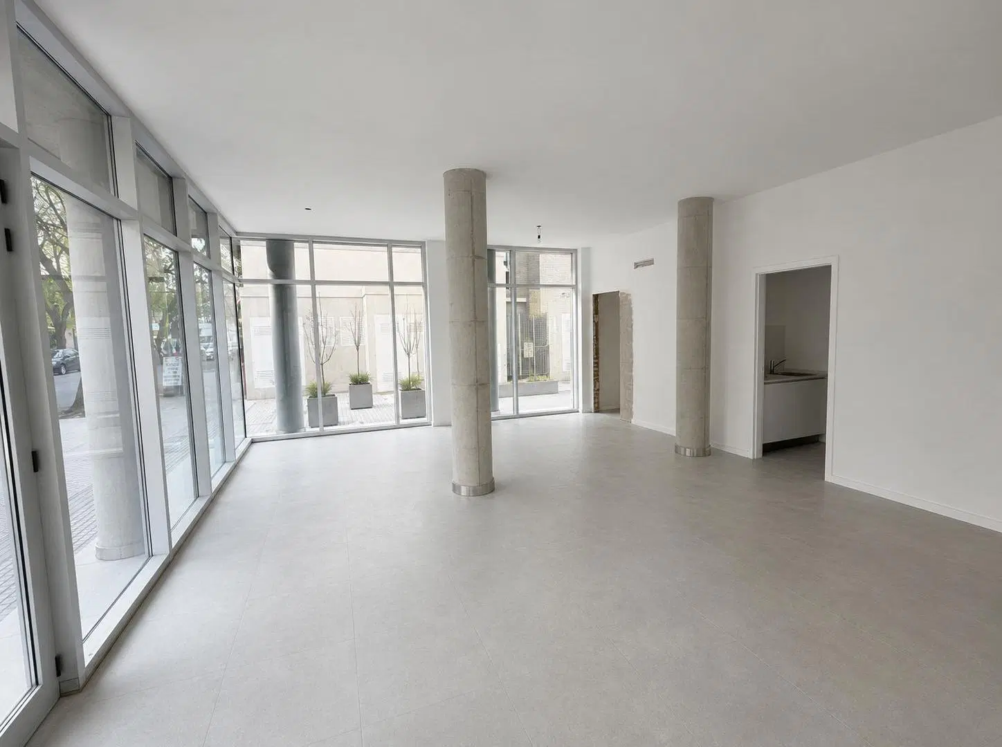 Local comercial vidriado al frente, en alquiler, - Viamonte 671 4
