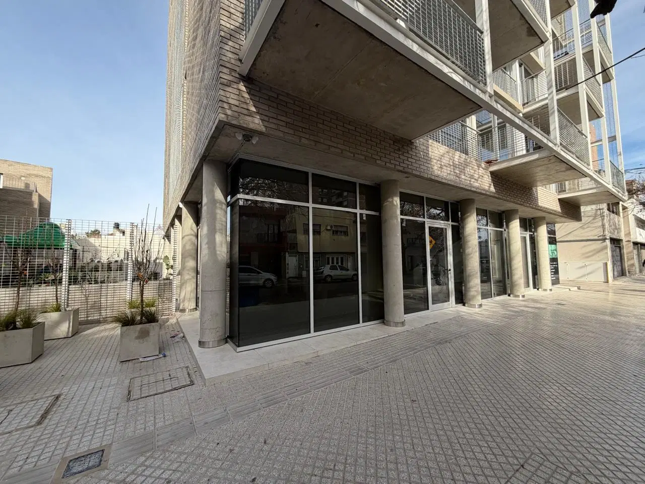 Local comercial vidriado al frente, en alquiler, - Viamonte 671 3