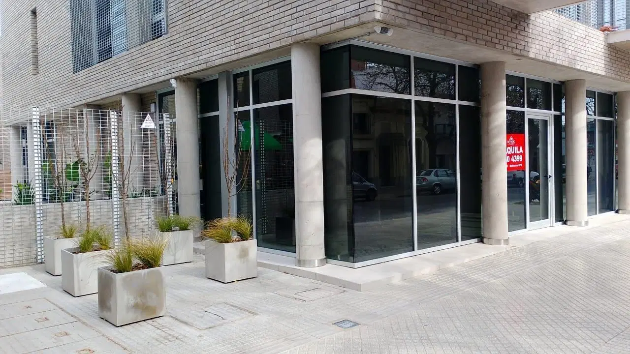 Local comercial vidriado al frente, en alquiler, - Viamonte 671 1