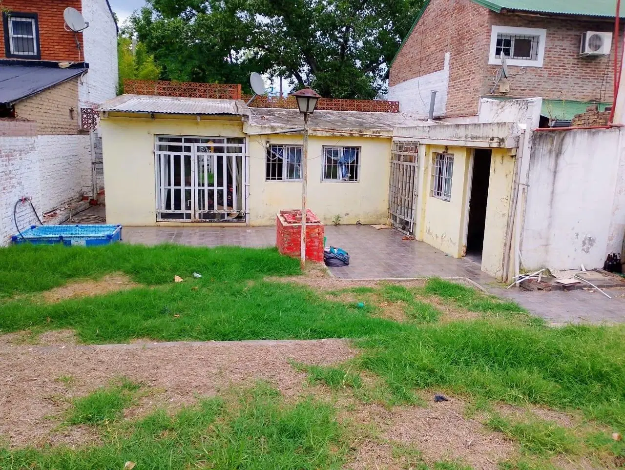 Casa en venta dos dormitorios con patio - Funes 1