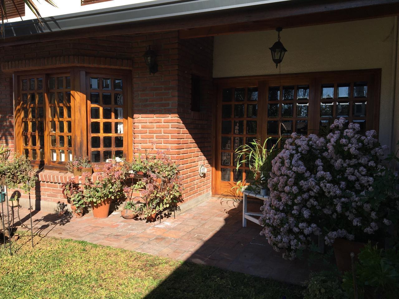 Foto de Casa en City Bell en Alquiler con parque y pileta, imagen 2